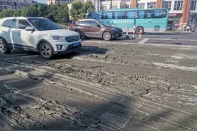 渣土散落后卡车逃逸，松江城管通过“非现场执法模式”完成查处图片