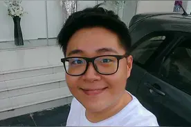 还记得《笑林小子》里戴墨镜的小和尚吗？他还是这么胖啊图片