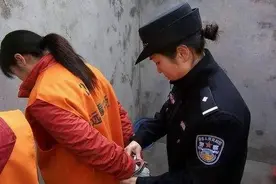 丈夫偷藏性药，出去买一次菜少一颗！妻子又惊又恨，拎起榔头…图片