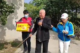 “我们又来看您啦！”乡村盲人听到这句话，幸福地笑了……图片