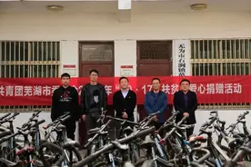 学生志愿者让废弃单车变为公益自行车图片