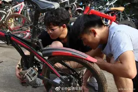 废弃单车怎么办？高校志愿者“变废为宝”打造公益自行车图片