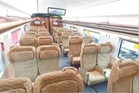 时速400公里跨国可变轨动车组下线图片