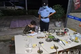 上完厕所，10多个朋友全跑了，还有更尴尬的图片