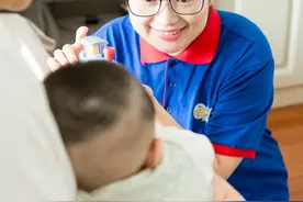 硕士毕业从事船舶设计9年，她为何不顾父母反对辞职做月嫂？图片