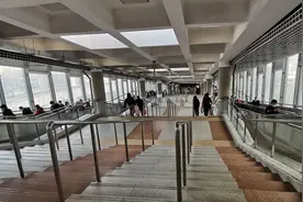 西直门地铁站扶梯白天只上不下，74级台阶让乘客望而却步视频封面