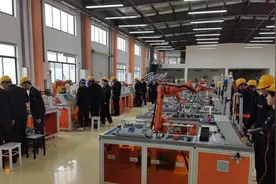 走出校园，金职院学生乘着定制公交去实训图片