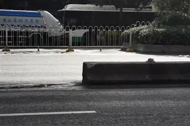 连续两天有车撞上这个隔离墩，市民建议增设警示标志图片