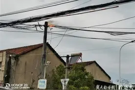 社区高压电缆脱落致弱电管网起火，义务消防队及时扑救阻险情图片