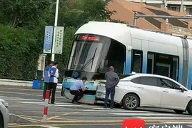 小车违规掉头与三亚有轨电车撞上了！当事小车驾驶员负全责图片