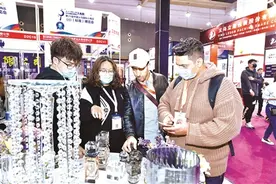 全国最大小商品博览会线下开幕七成展商现场直播带货图片