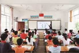 勠力齐攻坚 蹚出脱贫路图片