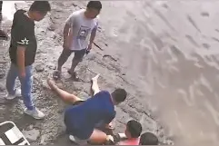 高个子有大能量 海中勇救女孩图片