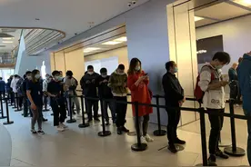iPhone12开卖首日热度不减，有黄牛加价1500元收图片