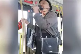 哥伦比亚一位老奶奶在公交车上唱RAP走红图片