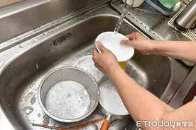 洗碗别堆整夜才洗！超过4hr「细菌暴增」毒物专家：卡油垢还吃下肚图片