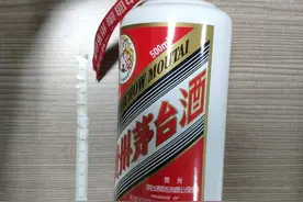 这种伎俩要防！“假茅台”换走“真茅台”，杭州两位餐厅员工玩调包被抓图片