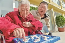 玩数独游戏的百岁老人图片