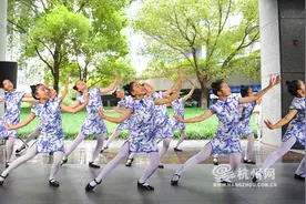 好突然 好梦幻 一群舞动的“旗袍精灵”在市民中心惊艳亮相图片