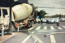 水泥罐车超载超速闯红灯致2人身亡 肇事驾驶员及公司被追责图片