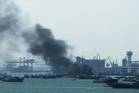 广东湛江港内一艘渔船起火，中国海警紧急救援图片