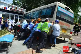 三亚一公交车冲向人行道 两人被卷入车底 消防员交警市民抬车救人图片