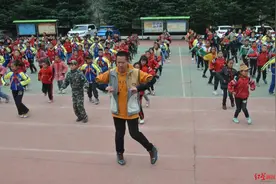对话带师生跳鬼步舞走红校长：不仅要带给孩子知识，还要带给孩子健康身体图片