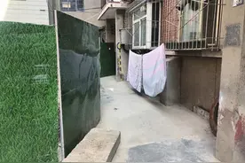围挡到处都是 小区成了“迷宫”施工已完成，挡板咋不拆？图片
