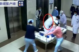 黑龙江一重症医生电梯口偶遇发病患者 立即跳上转运床进行心肺复苏……图片
