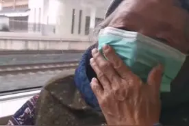 90岁老人坐火车一直乐 背后故事太暖心图片