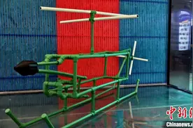 湖北襄阳一技工妙用水管废料制作“工艺品”图片