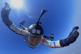 与候鸟同飞！“亚洲飞人”在岳阳低空极限挑战洞庭湖成功图片
