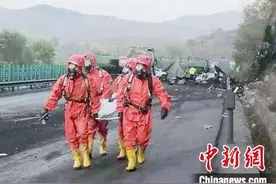 长邯高速山西段三车相撞粗苯泄漏 消防已排险图片