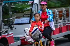 骑共享单车遛娃只能放车篓？这种便携式座椅，你可能也需要图片