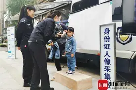成都首台“三合一”移动服务车上线 集办证、处理电子眼多功能于一体图片