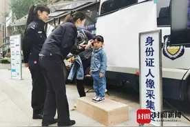 成都首台“三合一”移动服务车上线 集办证、处理电子眼多功能于一体图片