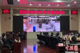 武汉上空响起防空警报 警醒市民牢记历史图片