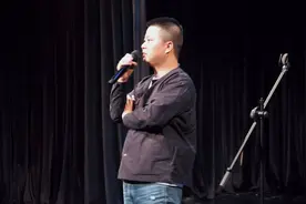 “野蛮生长”的脱口秀①白天送外卖，晚上讲段子，民间脱口秀演员的喜剧之路图片
