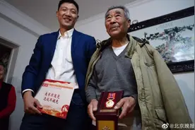 不让丢奖章老兵伤心！赠新奖章是对老兵的再次礼遇图片