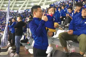“输球陪你扛”，申花球迷站在场外看完全场只为离球队最近图片