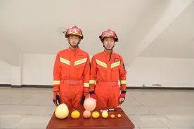 奶奶剥橙子，孙子手里气球突然爆裂！义乌消防揭穿真相图片