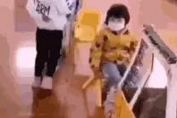 法国网站夸日本教让座，结果小孩一开口：阿姨您坐图片