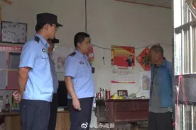 山东68岁老太太搭讪90岁老翁，到家中做客趁机盗窃图片