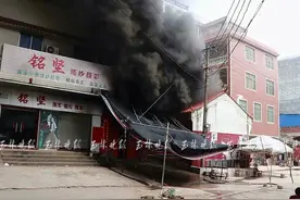 烟雾笼罩整栋楼！玉林一民房起火，一楼物品被烧毁图片
