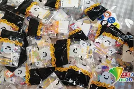 大一新生为同学和老师制作“专属礼物”图片
