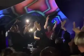 疯狂！疫情强烈反弹下伦敦惊现多场百人派对：没人戴口罩扎堆嗨视频封面
