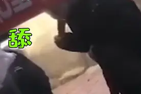 长春一糖葫芦小贩用唾液沾芝麻被拍下，隔着屏幕都觉得恶心图片