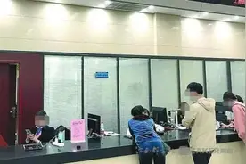 上班玩手机！记者暗访南昌市车管所画面曝光图片
