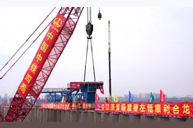 世界最大跨度通水通航钢结构渡槽左幅顺利合龙图片