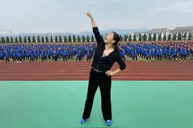 课间领着全校跳《你笑起来真好看》，衢州这所初中，有个教音乐的校长图片